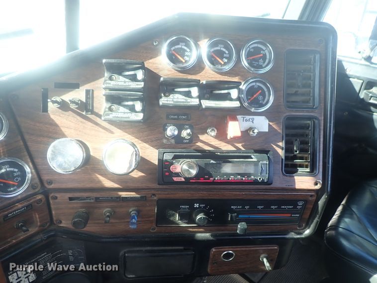 image for item DE0736 2003 Freightliner FLD12064SD  semi truck