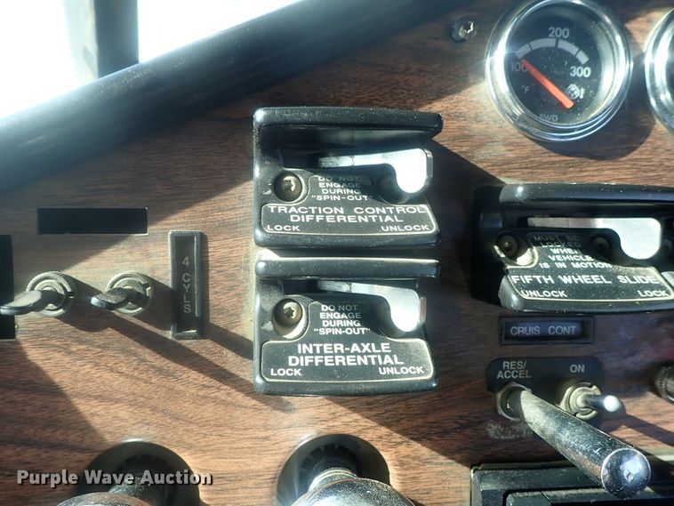 image for item DE0736 2003 Freightliner FLD12064SD  semi truck