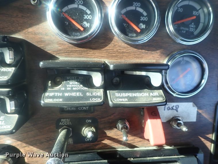 image for item DE0736 2003 Freightliner FLD12064SD  semi truck