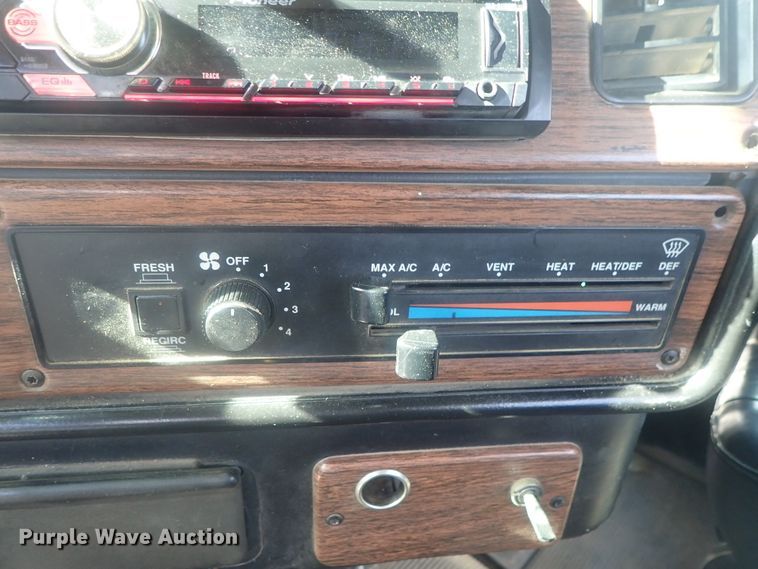 image for item DE0736 2003 Freightliner FLD12064SD  semi truck