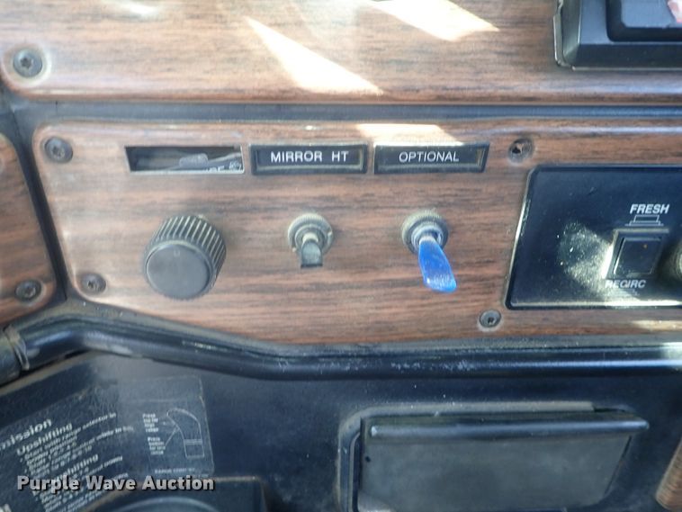 image for item DE0736 2003 Freightliner FLD12064SD  semi truck