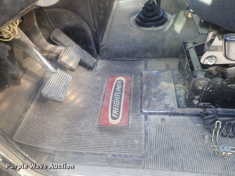 image for item DE0736 2003 Freightliner FLD12064SD  semi truck