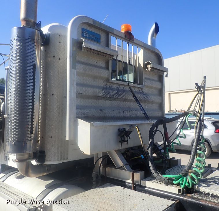 image for item DE0736 2003 Freightliner FLD12064SD  semi truck