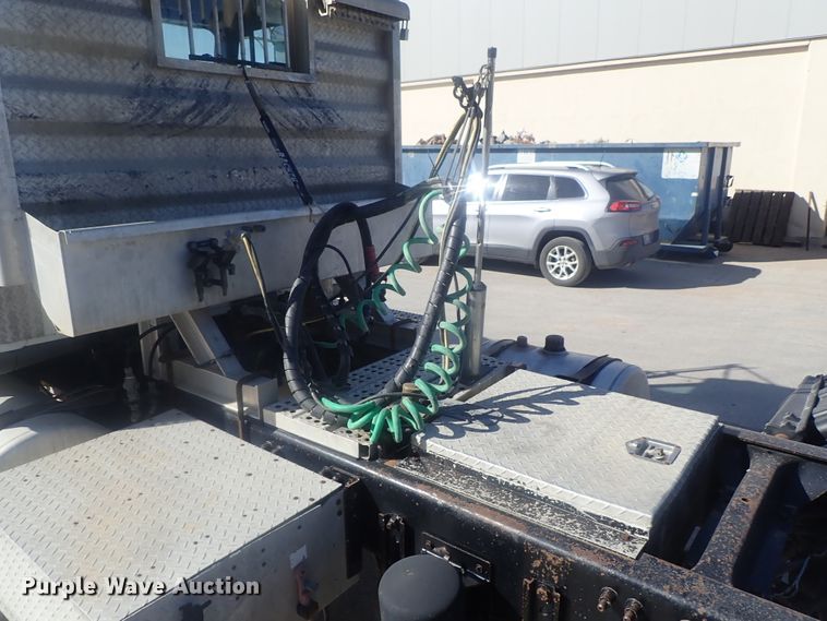 image for item DE0736 2003 Freightliner FLD12064SD  semi truck