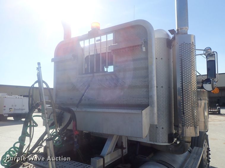 image for item DE0736 2003 Freightliner FLD12064SD  semi truck