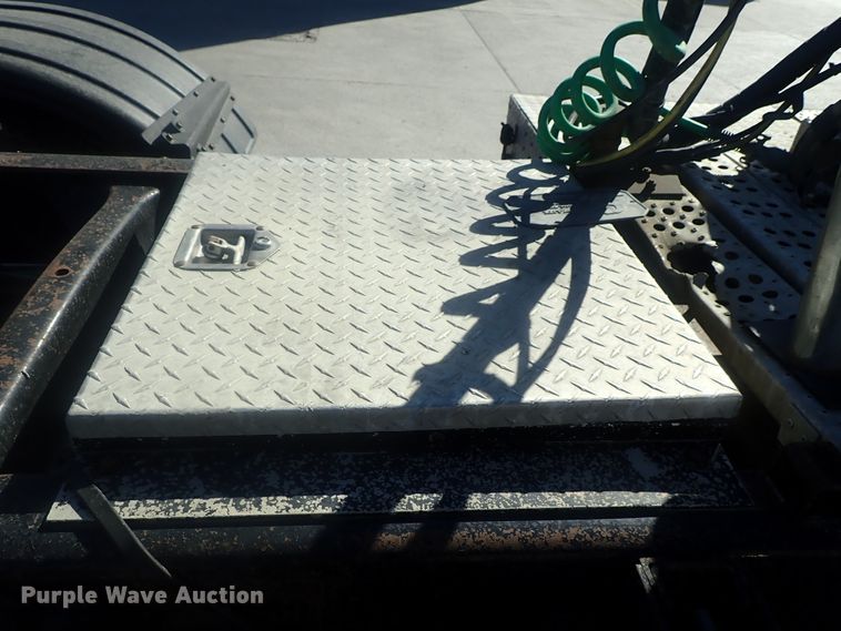 image for item DE0736 2003 Freightliner FLD12064SD  semi truck