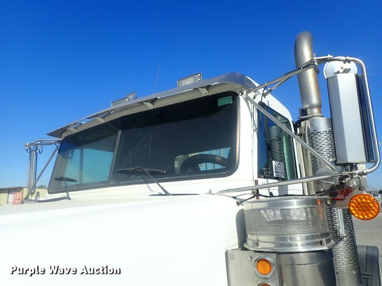 image for item DE0736 2003 Freightliner FLD12064SD  semi truck