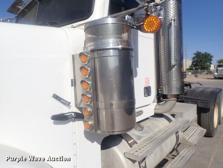 image for item DE0736 2003 Freightliner FLD12064SD  semi truck