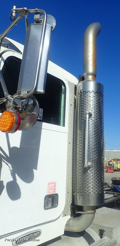 image for item DE0736 2003 Freightliner FLD12064SD  semi truck