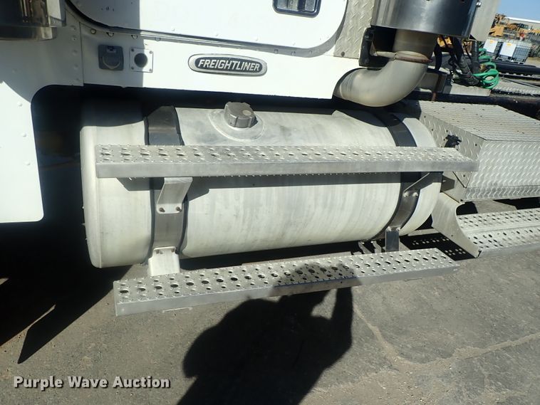 image for item DE0736 2003 Freightliner FLD12064SD  semi truck