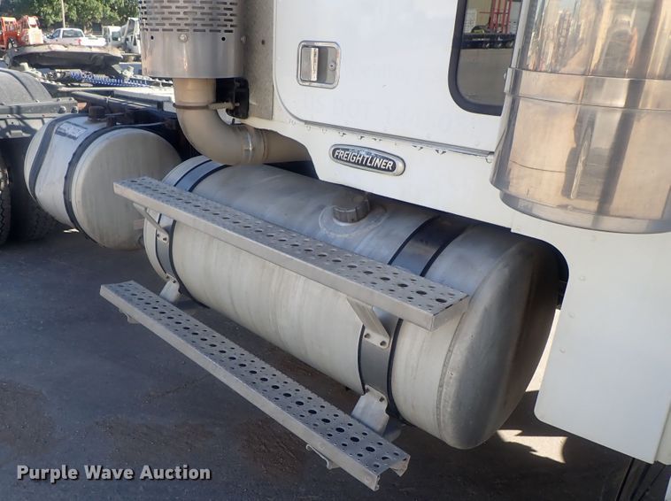 image for item DE0736 2003 Freightliner FLD12064SD  semi truck