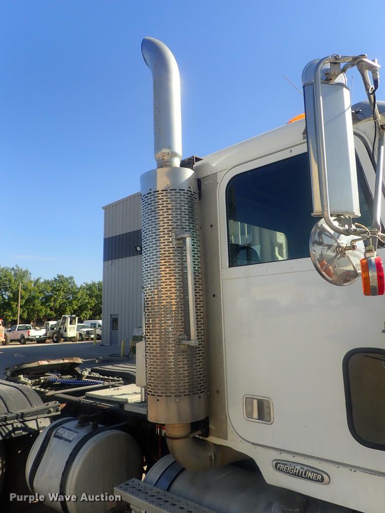 image for item DE0736 2003 Freightliner FLD12064SD  semi truck