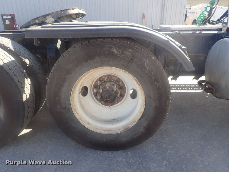 image for item DE0736 2003 Freightliner FLD12064SD  semi truck