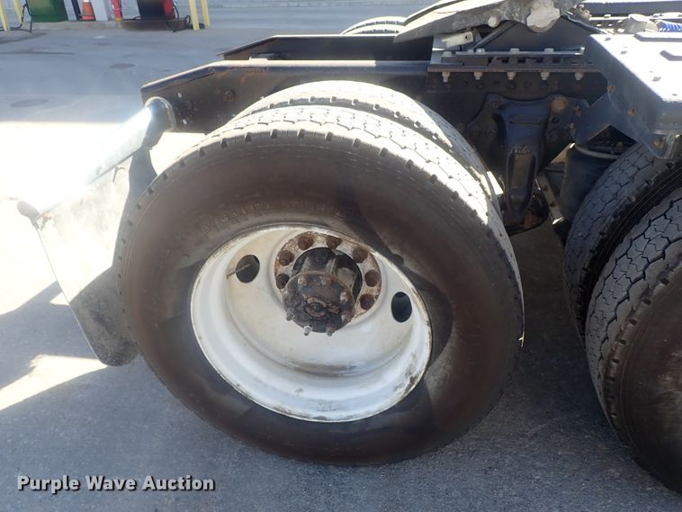 image for item DE0736 2003 Freightliner FLD12064SD  semi truck