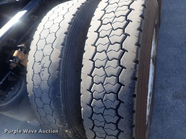 image for item DE0736 2003 Freightliner FLD12064SD  semi truck