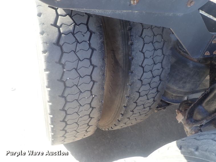 image for item DE0736 2003 Freightliner FLD12064SD  semi truck