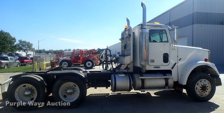 image for item DE0833 2005 Freightliner FLD Classic SD  semi truck