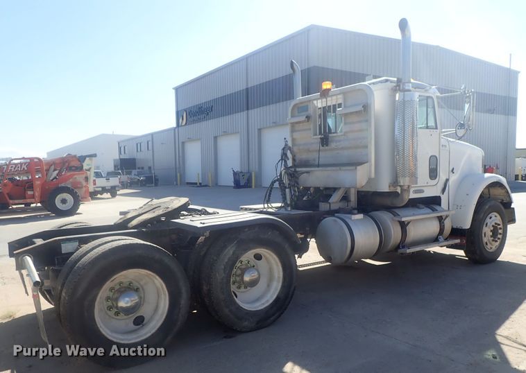 image for item DE0833 2005 Freightliner FLD Classic SD  semi truck