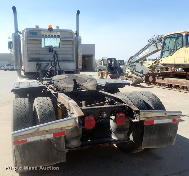 image for item DE0833 2005 Freightliner FLD Classic SD  semi truck