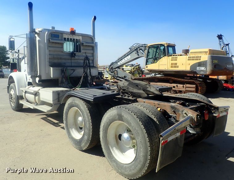 image for item DE0833 2005 Freightliner FLD Classic SD  semi truck