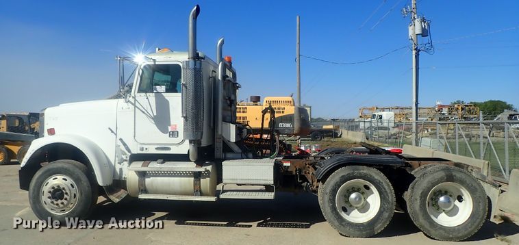 image for item DE0833 2005 Freightliner FLD Classic SD  semi truck