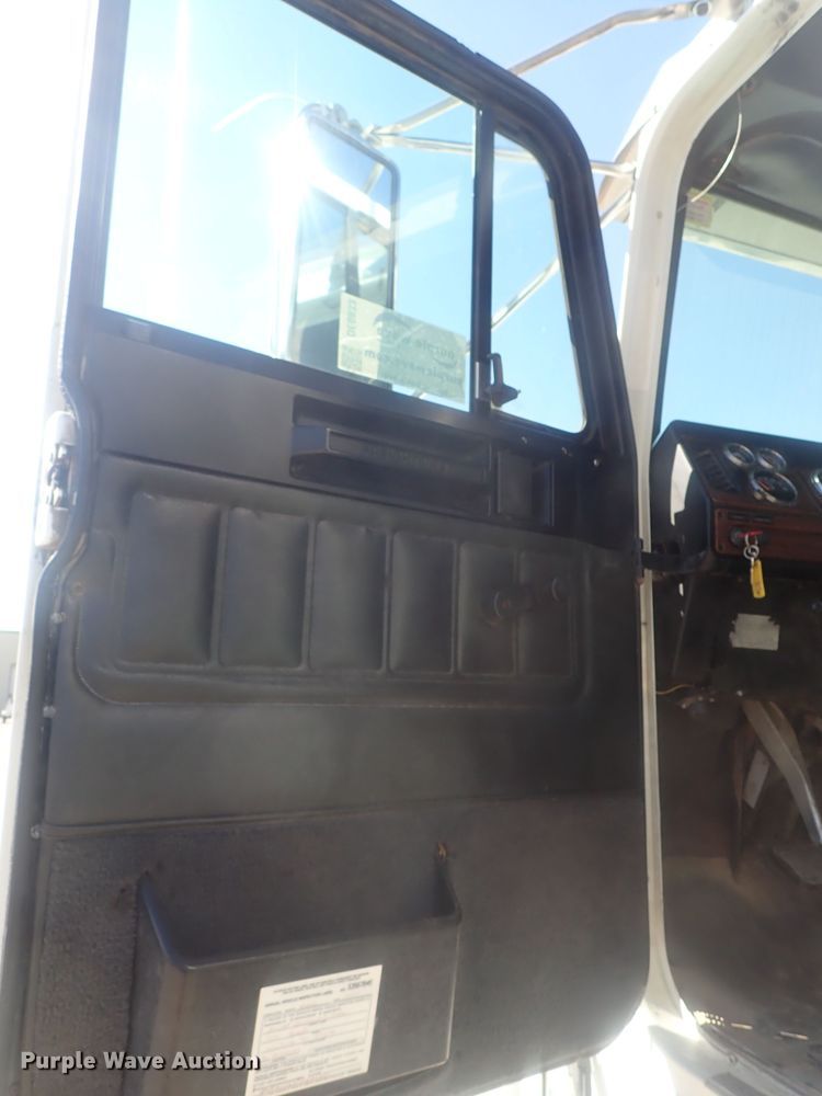 image for item DE0833 2005 Freightliner FLD Classic SD  semi truck