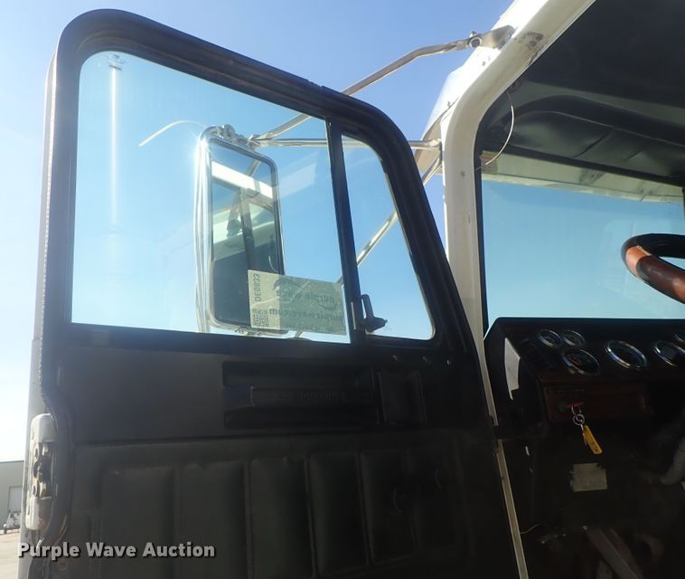 image for item DE0833 2005 Freightliner FLD Classic SD  semi truck