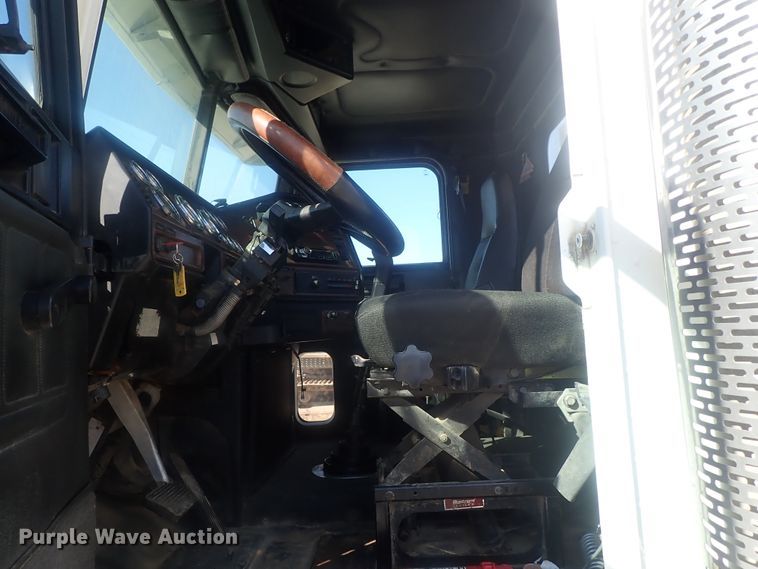 image for item DE0833 2005 Freightliner FLD Classic SD  semi truck