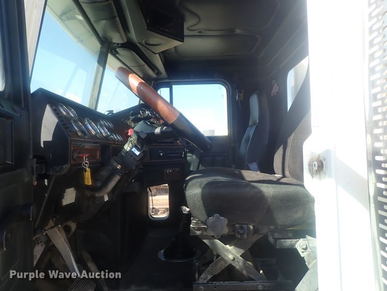 image for item DE0833 2005 Freightliner FLD Classic SD  semi truck