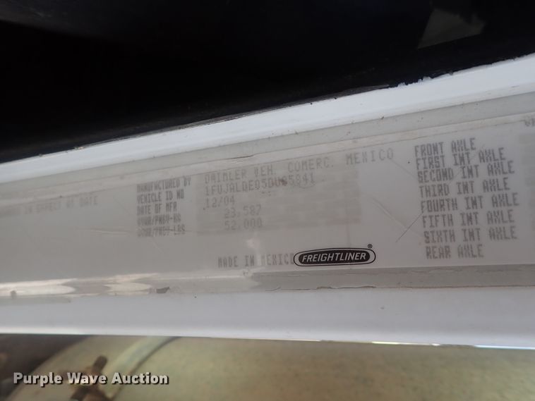 image for item DE0833 2005 Freightliner FLD Classic SD  semi truck