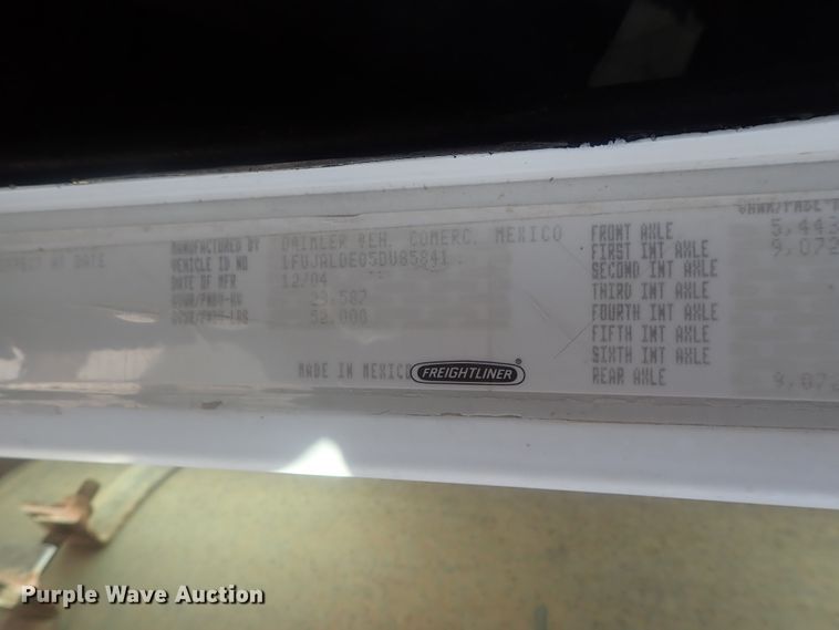 image for item DE0833 2005 Freightliner FLD Classic SD  semi truck