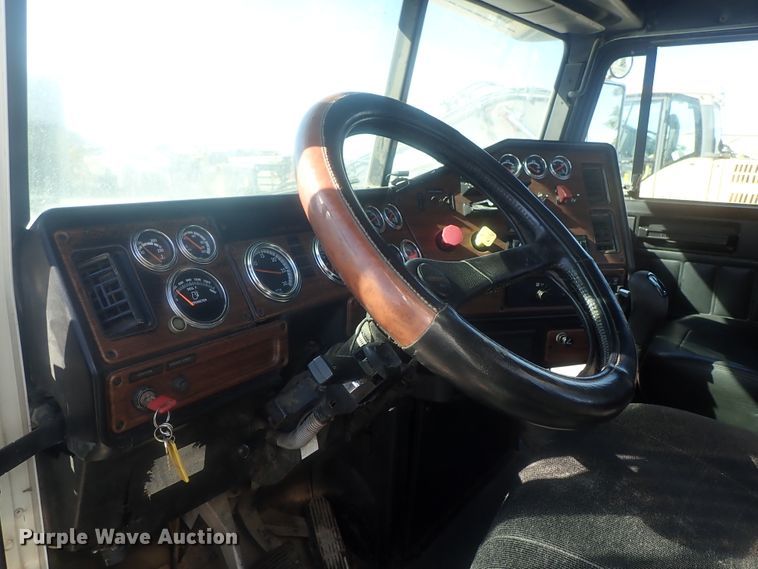 image for item DE0833 2005 Freightliner FLD Classic SD  semi truck