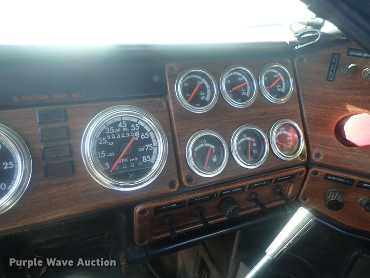 image for item DE0833 2005 Freightliner FLD Classic SD  semi truck