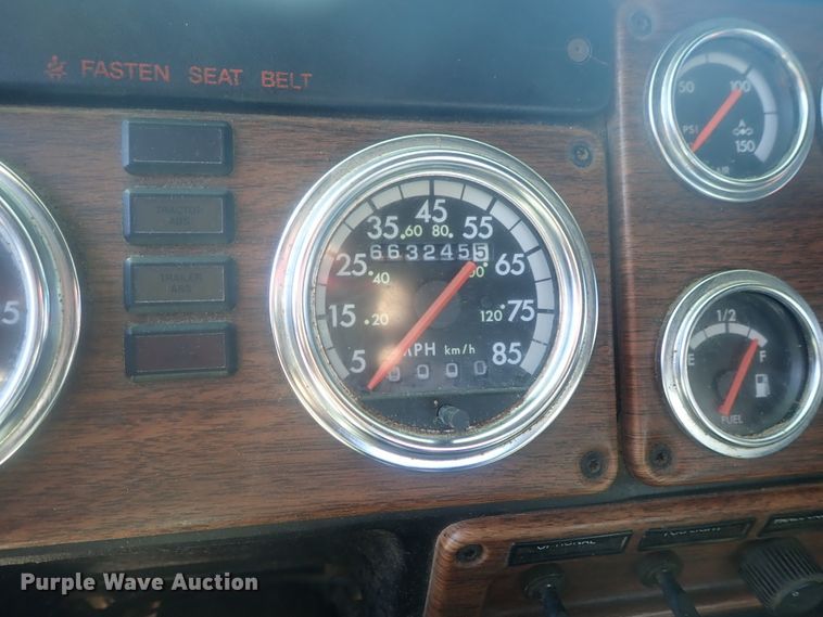 image for item DE0833 2005 Freightliner FLD Classic SD  semi truck