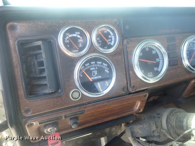 image for item DE0833 2005 Freightliner FLD Classic SD  semi truck