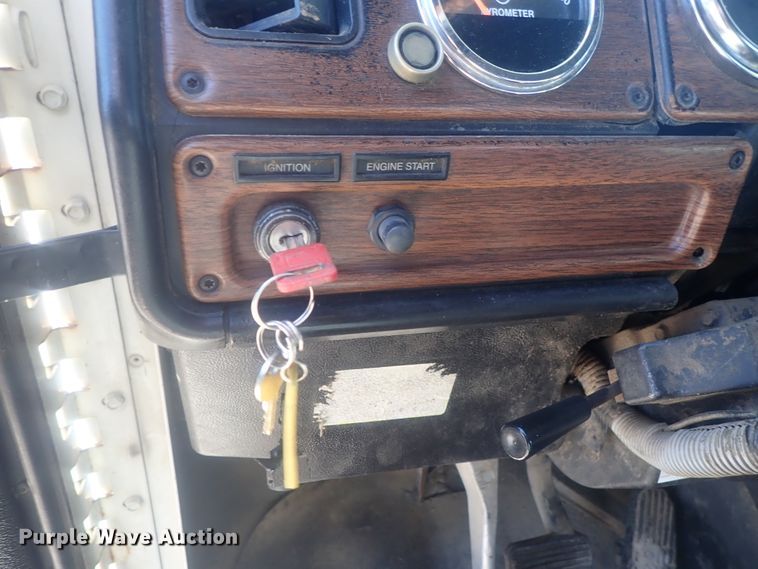 image for item DE0833 2005 Freightliner FLD Classic SD  semi truck