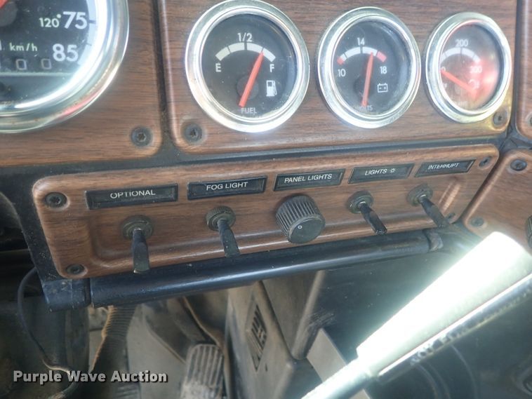 image for item DE0833 2005 Freightliner FLD Classic SD  semi truck