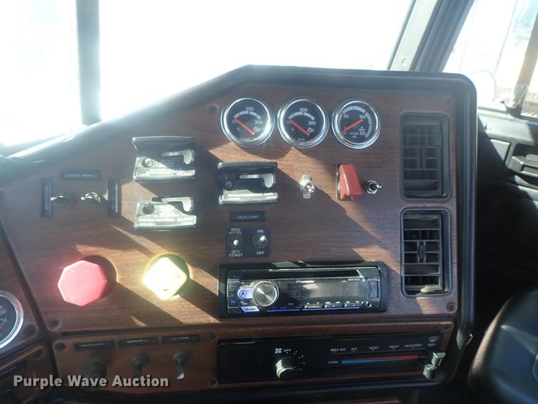 image for item DE0833 2005 Freightliner FLD Classic SD  semi truck