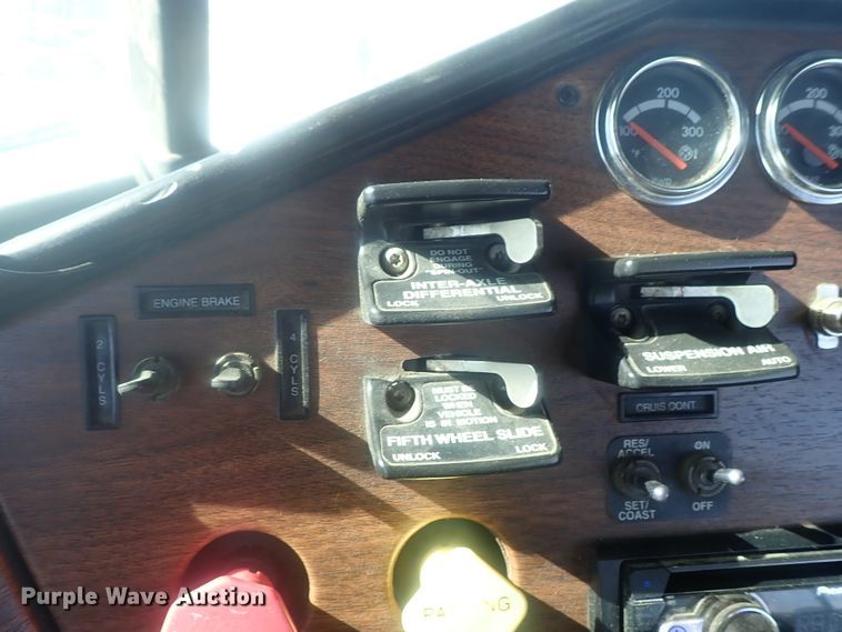 image for item DE0833 2005 Freightliner FLD Classic SD  semi truck