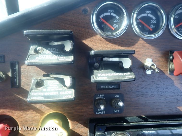 image for item DE0833 2005 Freightliner FLD Classic SD  semi truck