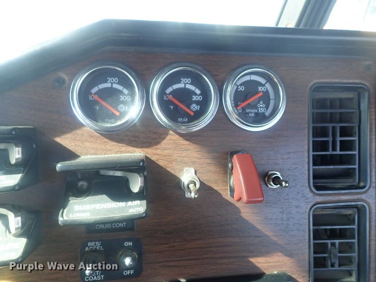 image for item DE0833 2005 Freightliner FLD Classic SD  semi truck