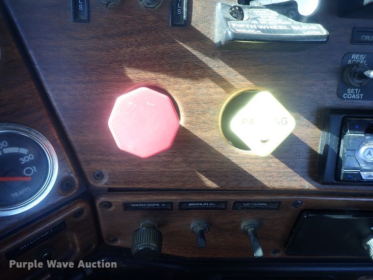 image for item DE0833 2005 Freightliner FLD Classic SD  semi truck