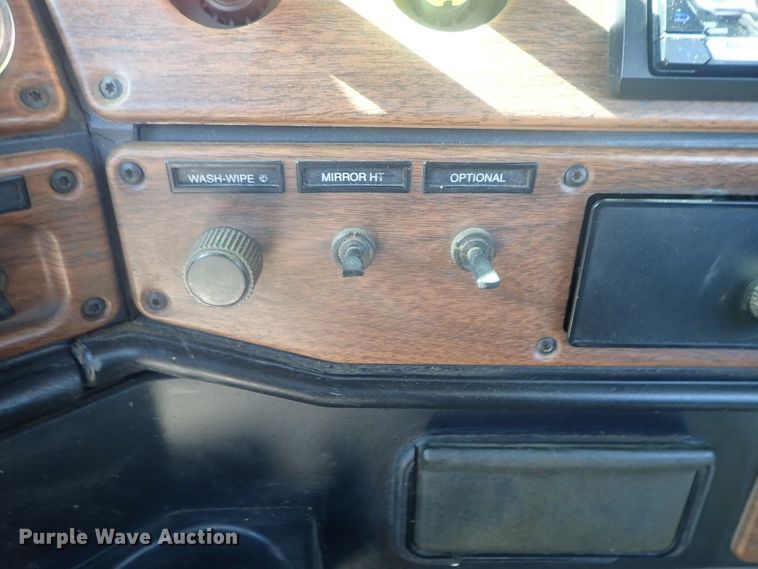 image for item DE0833 2005 Freightliner FLD Classic SD  semi truck