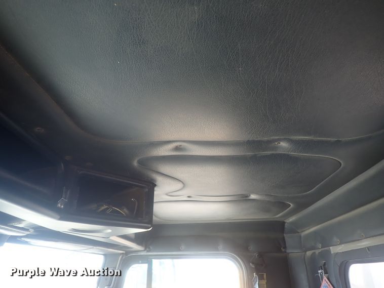 image for item DE0833 2005 Freightliner FLD Classic SD  semi truck