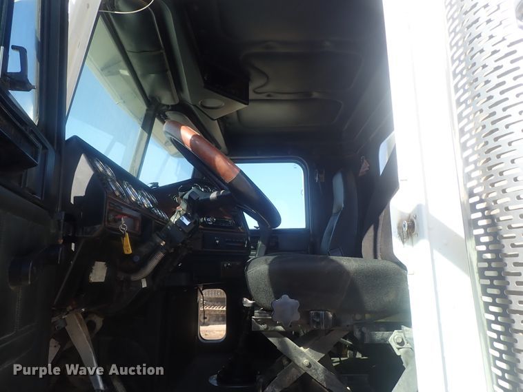 image for item DE0833 2005 Freightliner FLD Classic SD  semi truck