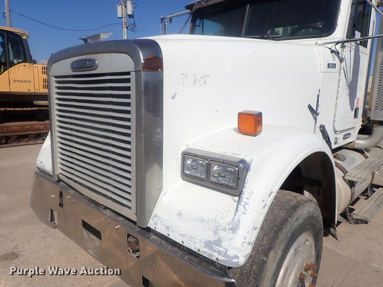 image for item DE0833 2005 Freightliner FLD Classic SD  semi truck