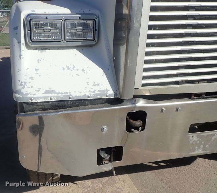 image for item DE0833 2005 Freightliner FLD Classic SD  semi truck