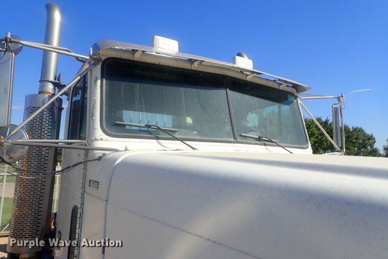 image for item DE0833 2005 Freightliner FLD Classic SD  semi truck