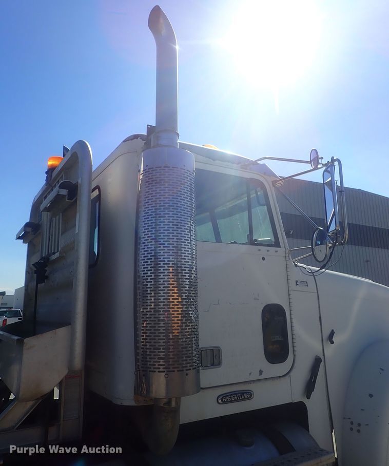 image for item DE0833 2005 Freightliner FLD Classic SD  semi truck