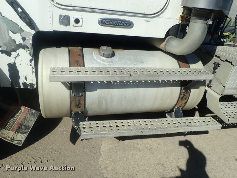 image for item DE0833 2005 Freightliner FLD Classic SD  semi truck